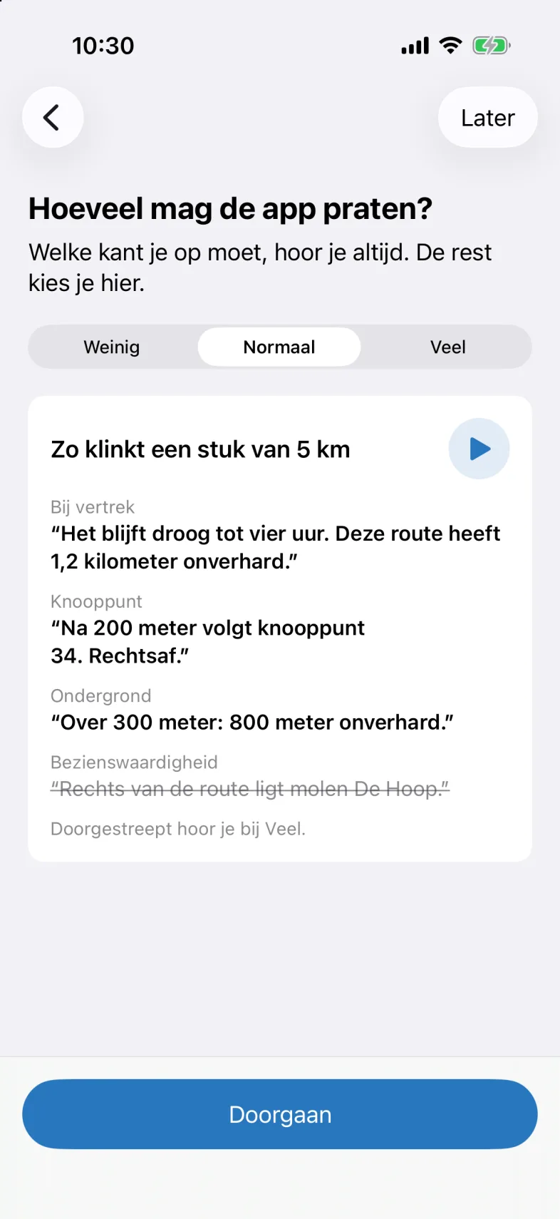 Het scherm Hoeveel mag de app praten? met bovenaan de keuzes Weinig, Normaal en Veel en daaronder Zo klinkt een stuk van 5 km, met een afspeelknop en voorbeeldzinnen bij vertrek, bij een knooppunt en bij de ondergrond.