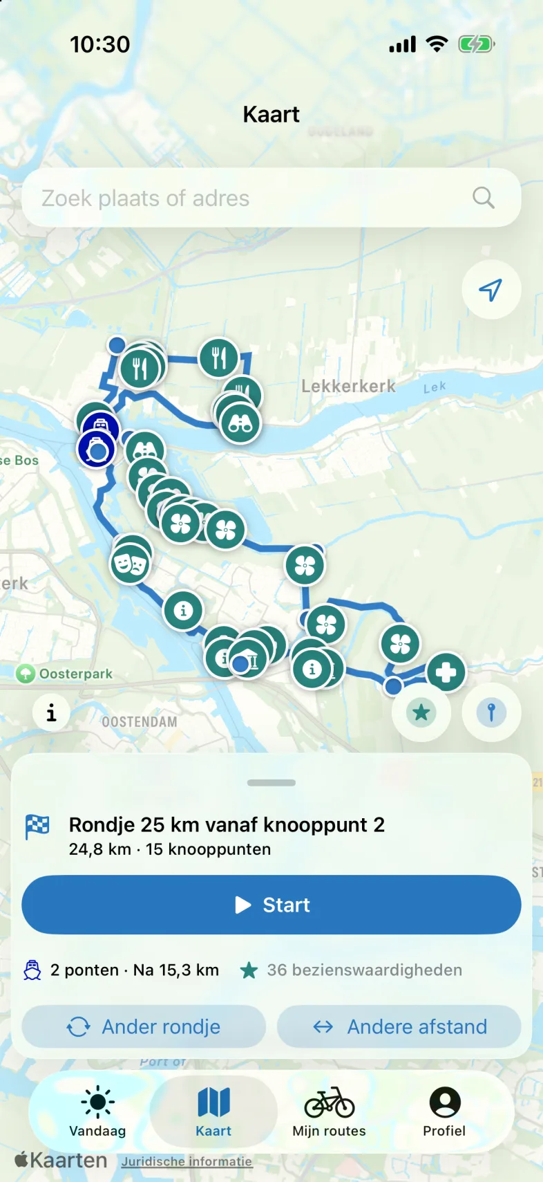 De kaart met een gevonden rondje als lijn langs knooppunten. Onderaan het paneel met de naam, de afstand en het aantal knooppunten, de knop Start, het aantal ponten en bezienswaardigheden, en de knoppen Ander rondje en Andere afstand.
