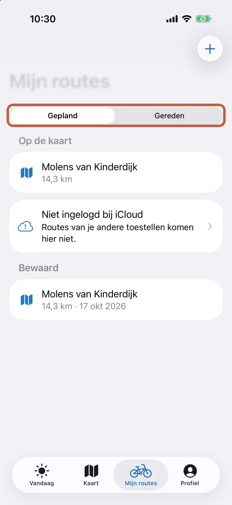 Mijn routes met bovenaan de keuze Gepland en Gereden. Onder Op de kaart de open route en de melding Niet ingelogd bij iCloud, onder Bewaard de bewaarde route met datum.