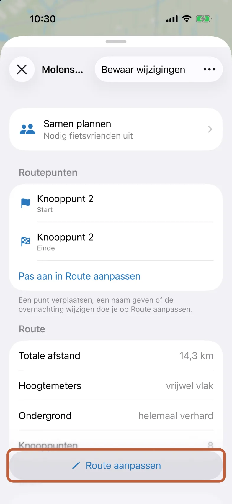 Het overzicht van een bewaarde route met bovenaan de naam en Bewaar wijzigingen, daaronder Samen plannen, de Routepunten, onder Route de totale afstand, hoogtemeters en ondergrond, en onderaan de knop Route aanpassen.