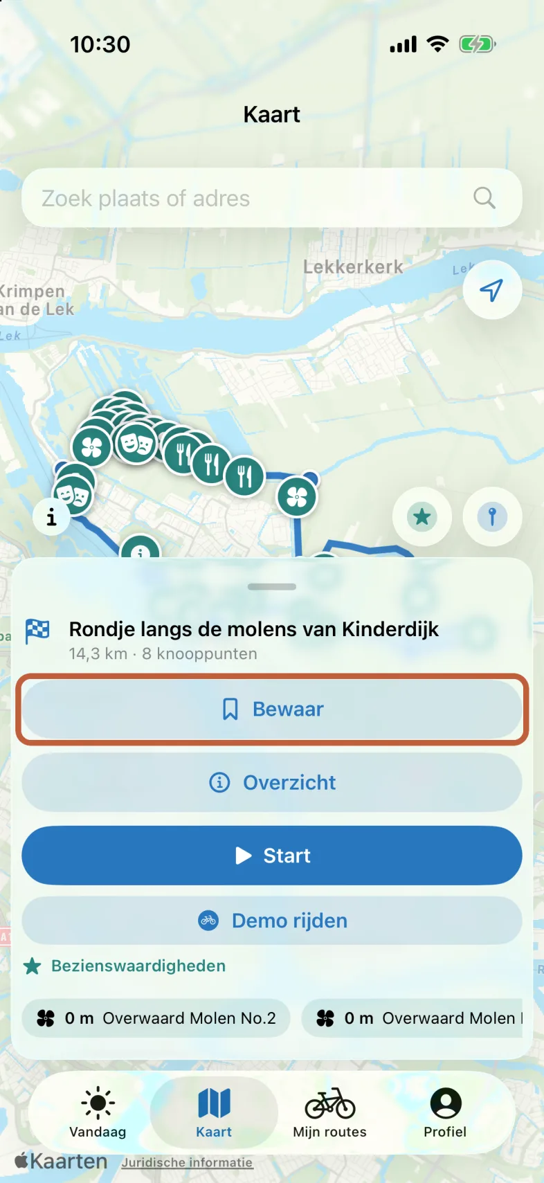 Het uitgeklapte routepaneel onder de kaart met de naam en afstand, de knoppen Bewaar, Overzicht en Start, en daaronder de bezienswaardigheden langs de route.