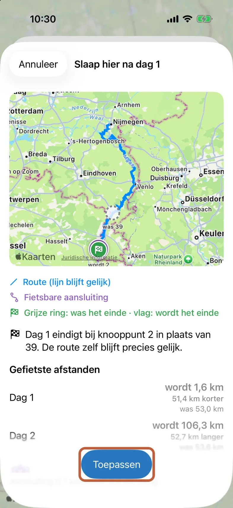 Het scherm Slaap hier na dag 1 met een kaart: een grijze ring waar de dag eindigde en een vlag waar hij gaat eindigen. Daaronder de gefietste afstanden per dag, linksboven Annuleer en onderaan de knop Toepassen.