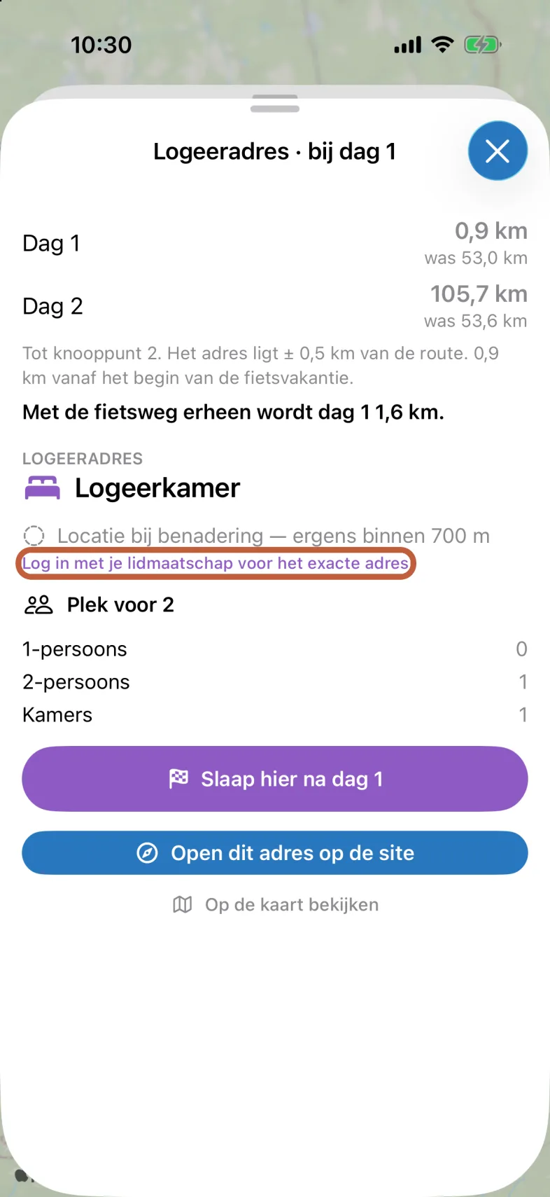 De details van één logeeradres bij dag 1: hoe lang dag 1 en dag 2 worden, de soort verblijf, Locatie bij benadering, de regel Log in met je lidmaatschap voor het exacte adres, het aantal plekken, en de knoppen Slaap hier na dag 1 en Open dit adres op de site.