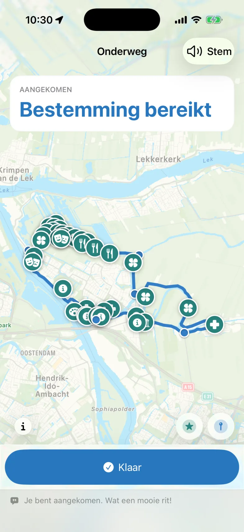 Het rijscherm na aankomst met bovenaan Aangekomen, Bestemming bereikt, de gereden route op de kaart en onderaan de knop Klaar.