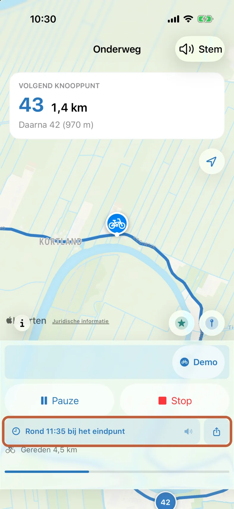 Het rijscherm na een paar kilometer. Onder de knoppen Pauze en Stop staat Rond 11:35 bij het eindpunt, met een luidsprekertje en rechts de deelknop. Daaronder Gereden 4,5 km en de voortgangsbalk.