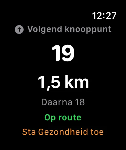 De Apple Watch met groot het nummer van het volgende knooppunt, de afstand en eronder Daarna met het knooppunt erna.