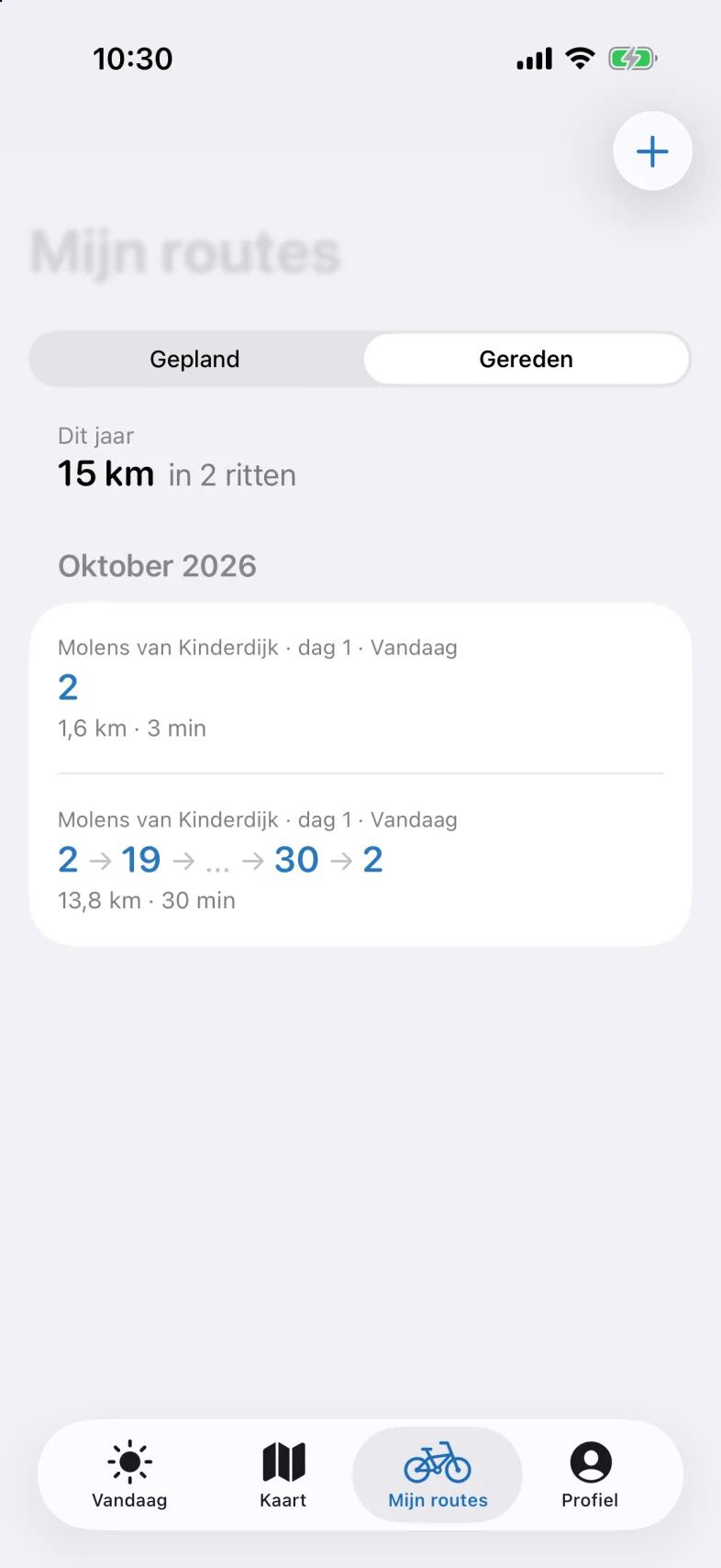 Mijn routes met Gereden gekozen: bovenaan Dit jaar met de kilometers en het aantal ritten, daaronder onder Oktober 2026 twee ritten met naam, knooppunten, afstand en tijd.